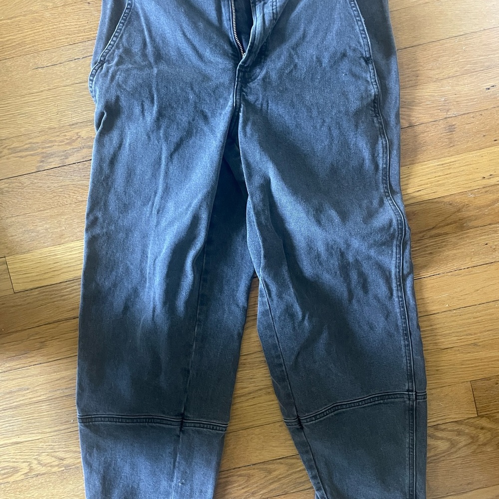 Size 28 regular. Everlane barrel pant in black jean